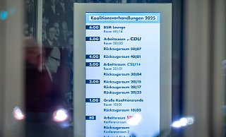 Keine Gruppenfotos, keine Pressekonferenzen - bislang halten sich die Verhandler an ihre eigenen Vorgaben zum Ablauf der Koalitionsverhandlungen (Archivfoto) - Michael Kappeler/dpa