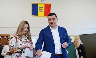 Simion im Wahllokal. - Andreea Alexandru/AP/dpa