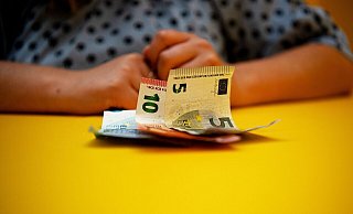 Das Geld wird knapp, der Monat ist aber noch lang? Einer Überschuldungssituation geht oft eine Lebenskrise voraus. - Bernd Diekjobst/dpa-tmn