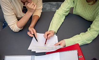 Überblick über die eigenen Finanzen verloren? Eine professionelle Schuldnerberatung kann dabei helfen, wieder auf die Füße zu kommen. - Nico Tapia/dpa-tmn