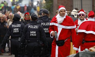Auf Weihnachtsmärkten soll künftig die 2G-Regel gelten - und Ministerpräsident Wüst will das stärker kontrollieren lassen. - picture alliance / Geisler-Fotopress