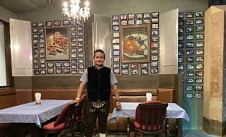 Kevyn Michel, Besitzer des Traditionslokals "Bei Otto", steht in der neuen Wirtschaft.  - picture alliance/dpa