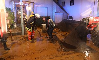 Hembsen: Keller auspumpen und Schlamm vor Hauseingängen beseitigen - die Feuerwehr, weitere Helfer und Anwohner packten mit an. - Simone Flörke