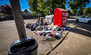 Muss das sein? Immer wieder kommt es in Herford zu Mini-Mülldeponien vor Altkleider- oder Altglas-Sammelnboxen. Nicht nur Bürger stören sich daran, die Stadt will nun handeln. - Daniel Salmon