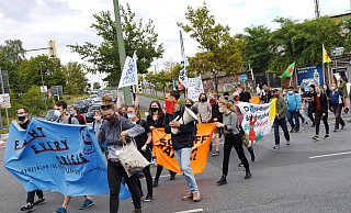Etwa 150 Demonstranten beteiligten sich beim Marsch des Aktionsbündnis Klimagerechtigkeit Bielefeld unter dem Motto "Fight every crisis". - Barbara Franke
