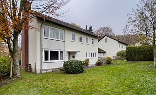 Die freistehenden beiden, nahezu identischen Einfamilienhäuser wurden in massiver zweigeschossiger Bauweise mit Vollunterkellerung und ausgebautem Dachgeschoss 1956 errichtet. - Andreas Zobe