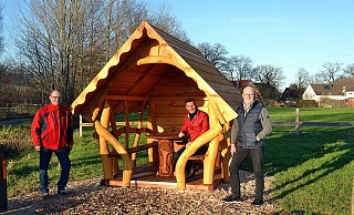Als das Wetter im November noch zum Verweilen einlud, hat die Dorfgemeinschaft Hunnebrock-Hüffen-Werfen die neue Hütte aufgestellt. Vorgestellt wurde sie von den Vorstandsmitgliedern Thomas Ebel  (v.l.) , Ralf Ellersiek und Ralf Erdbrügger. - Katharina Eisele
