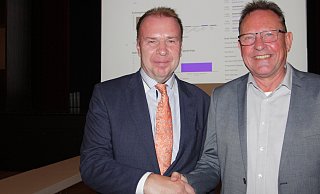 Der Herausforderer Claudius Bambeck (FWG, r.) gratuliert Ulrich Lange, der weitere fünf Jahre Bürgermeister der Stadt Bad Lippspringe bleiben wird. - Uwe Müller