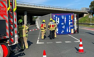 Der Lkw liegt auf der gesperrten Fahrbahn. - Ralph Meyer
