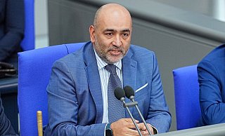 „Eine Landtagswahl nach der anderen“ - das mache die Politik „atemlos“, meint der Bundestagsvizepräsident Omid Nouripour (Bündnis 90/Die Grünen). Er spricht sich dafür aus, alle Landtagswahlen an einem Termin bündeln. - Michael Kappeler/dpa