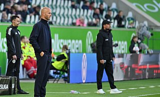Genießt vorerst noch Rückendeckung: VfL Wolfsburgs Trainer Paul Simonis (l). - Swen Pförtner/dpa