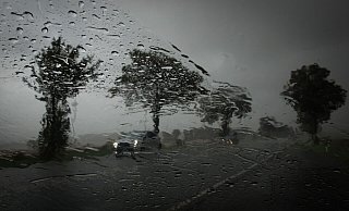 Sturm und Starkregen: Bei so extremen Wetterlagen fährt man möglichst gar nicht erst los. - Friso Gentsch/dpa/dpa-tmn