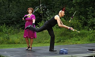 Feuervogel: Branka und Roger vom Duo Diagonal zogen bei der "Feuershow ohne Feuer" alle Register und brachten das Publikum zum Staunen und Lachen. - Sandra C. Siegemund