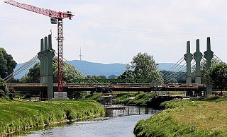 Die 24 Seile, an denen die Nordumgehungsbrücke über die Werre in Rehme hängt, sind montiert. Allerdings sind bislang erst die Stahltrossen auf der Nordseite (links) gespannt, im Süden hängen die Seile noch durch. - FOTO: JÖRG STUKE