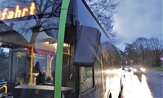Ein LKW beschädigte den Außenspiegel des Busses. - Polizei Höxter