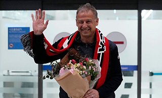 Jürgen Klinsmann, neuer Fußball-Nationaltrainer von Südkorea, winkt bei seiner Ankunft auf dem internationalen Flughafen Incheon. - Ahn Young-joon/AP/dpa