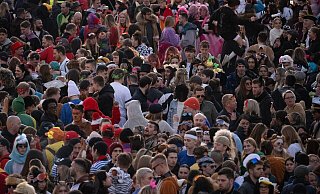 Dicht an dicht: Hunderte Menschen feiern nach dem Rosenmontagsumzug auf dem Gutenbergplatz in Mainz. - Sebastian Christoph Gollnow/dpa