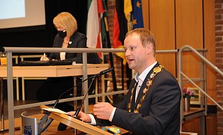 Henning Vieker bei seiner Eintrittsrede vor dem Rat der Stddt. Ihm steht die Bürgermeister-Amtskette gut. - Joern Spreen-Ledebur
