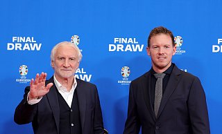 DFB-Sportdirektor Völler (l) und Bundestrainer Nagelsmann können sich auf attraktive, aber machbare Gruppengegner freuen. - Christian Charisius/dpa