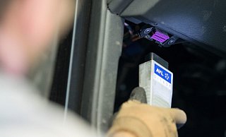 Diese Schnittstelle ist für den Diebstahl moderner Fahrzeuge wesentlich geworden. Mit Kfz-Diagnosegeräte können die Täter über die "on-board"-Diagnoseschnittstelle etwa die Wegfahrsperre umgehen. - picture alliance / dpa