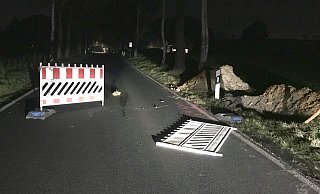 Unbekannte stellten die beiden Warnbaken quer auf der Straße, sodass ein 58-jähriger Autofahrer in der Dunkelheit mit einer der Absperrungen kollidierte. - Polizei Minden-Lübbecke