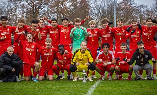 Theesens U17: Cedrych Baltruschat (hinten von links), Gereon Kordes, Miran Atalay, Paul Radtke, Levin Peker, Eren Uzunyayla, Linus Legge, Danylo Gvramenko, Jakob Knoop, Tim Hollensteiner, Louis Heck, Finn Jaranowsky. Linus Kämmerer (vorn von links), Miliou Prosenica, Alexander Heuer, Manfouet Nobou, Artem Patramai, Ajmal Razaqi, Faris Oruc und Ege Eren. - Nico_Seifert