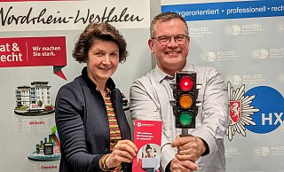 Verbraucherschützerin Ute Delimat und Präventionskommissar Albert Ecke arbeiten zusammen, um Konsumenten im Kreis Höxter vor Betrügern zu schützen. - Burkhard Battran