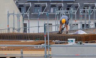 Die Stimmung im Wohnungsbau ist so gut wie seit drei Jahren nicht mehr - und doch vergleichsweise schlecht. (Archivbild) - Rolf Vennenbernd/dpa