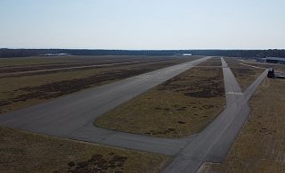 Hans-Henning Blomeyer ist Pressewart des HVfL (Herforder Verein für Luftfahrt). Eigentlich gehen die Mitglieder jetzt - im Frühjahr - vermehrt ihrem Hobby nach, weil dei Bedingungen optimal sind. Jetzt ist der Flugplatz in Oerlinghausen, wo die Vereinstreffen normalerweise stattfinden, fast schon gespenstisch leer. - Blomeyer