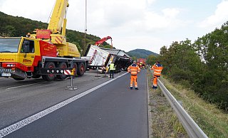 Umgekippt: Der Lkw blockierte stundenlang die Fahrbahn in Richtung Dortmund.  - Hessennews tv