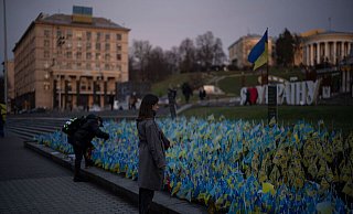 Eine Frau betrachtet ukrainische Flaggen, die zum Gedenken an die Gefallenen des Krieges in der Nähe des Maidan-Platzes im Zentrum von Kiew aufgestellt wurden. - Daniel Cole/AP/dpa