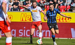 Benedikt Gimber vom SSV Jahn Regensburg (l) kämpft mit SCP-Akteur Julian Justvan um den Ball.  - dpa