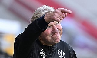 Cheftrainer Horst Hrubesch hofft, dass bei Lena Oberdorf keine gravierende Verletzung vorliegt. - Adam Warzawa/PAP/dpa