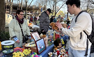 Ein Besucher begutachtet die Auswahl an Kuscheltieren am Stand von Kerstin und Lothar Bruse auf dem BÜZ-Flohmarkt in Minden. Besonders die Steiff-Originale sind gefragt. MT-Foto: - Zoé Zacharias