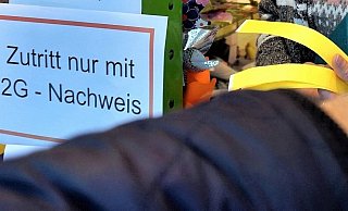 Seit dem dritten Advent ermöglichen tagesaktuelle Bändchen auch den 2G-Nachweis in den Geschäften in der City.  - Michael Grundmeier