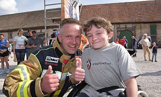 Mathias Schmidt, Initiator des Feuerwehrlaufes, und David Borgolte (14) aus Stahle, der die Strecke mit den Rollstuhl bewältigte. - Thomas Kube