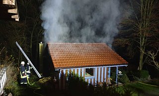Ein überhitzes Kaminrohr verursachte nach Angaben der Polizei am Sonntag Nachmittag den Brand einer Gartenhütte in Calenberg. - Feuerwehr Warburg