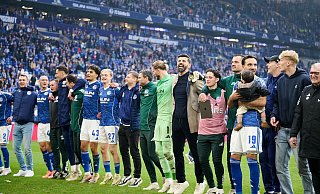 Hüpfend feierten die Schalker den Sieg vor der Fankurve. - Bernd Thissen/dpa