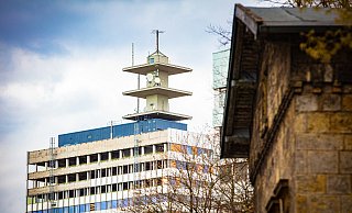 Hätten vor dem Ausbau der Fenster im 17. Stock des Telekom-Hochhaus bessere Sicherungen angebracht werden müssen? Die Experten für Arbeitsschutz bejahen diese Frage. - Mike-Dennis Müller / www.mdm.photo