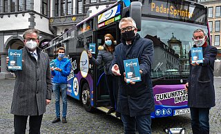 Bürgermeister Michael Dreier (v.l.) , Verkehrsplaner Julius Riediger, Maren Kosak vom Padersprinter-Marketing, Autor Peter Schuto und Karl Heinz Schäfer von der Tourist Information präsentieren den neuen Paderborner Wanderführer. - Sara Mattana