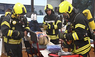 Großbrand: Mit mehr als 100 Einsatzkräften übt die Feuerwehr an einer Gesamtschule im Kreis Gütersloh den Ernstfall. - Gabriele Grund