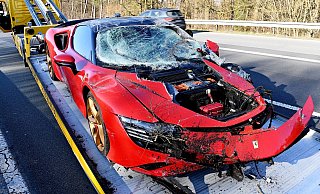 Kleiner Kofferraum: Unter der Fronthaube ist beim Ferrari kaum Platz. - Andreas Eickhoff
