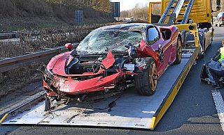 Der zerstörte Ferrari musste auf der A33 im Kreis Gütersloh aufwendig geborgen werden. - Andreas Eickhoff