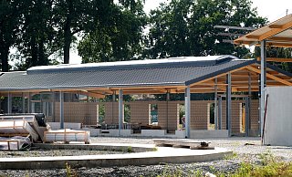 Die Bauarbeiten der SL Riding Ranch in Bielefeld-Holtkamp haben nach mehrals achtmonatiger Unterbrechung am Morgen des 24. August wieder begonnen,nachdem die genehmigungsrechtlichen Voraussetzungen nun erfüllt sind, schreibt Barbara Hagedorn - Andreas Frücht