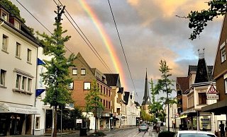Am Ende des Regenbogens wartet die neue Linie 1 - irgendwo hinter Bartholomäuskirche in Brackwede. - Susanne Lahr