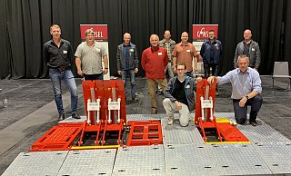 Verantwortliche aus Bad Arolsen, Breuna, Diemelstadt und Volkmarsen von Ordnungsämtern, Feuerwehren und Bauhöfen besichtigten Straßensperren bei den Herstellern.  - Stadt Diemelstadt