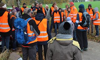 Etwa 30 Teilnehmer starteten zur Elf-Kilometer langen Wanderung in Elverdissen an der Kampstraße. Ziel war der Golfclub in Herford. - Anastasia von Fugler