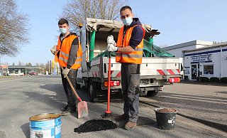 In der Lüre kümmern sich Alexander Hölting (l.) und Marvin Köhne it Kaltasphalt um ein Schlagloch in der Fahrbahn. - Simone Flörke