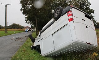 Der Sprinter wurde wurde nach dem Unfall in Stemwede abgeschleppt. - Polizei Minden-Lübbecke
