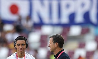 Oliver Bierhoff spricht vor der Partie mit Deutschlands Jamal Musiala (l). - Christian Charisius/dpa